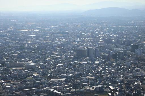 超高層ビルの窓から見た市街地の街並み 超高層ビルの窓から見た市街地の街並みの写真