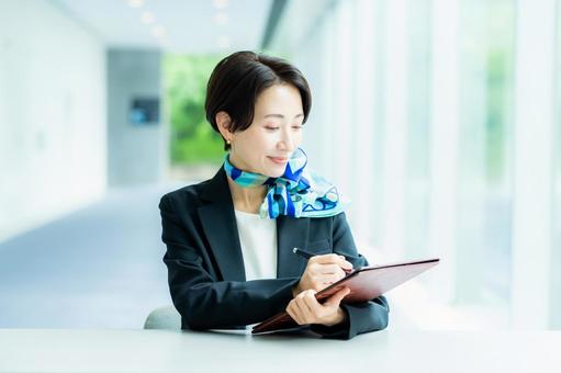 案内する受付の女性 案内する受付の女性 笑顔,コンサルタント,受付の写真素材