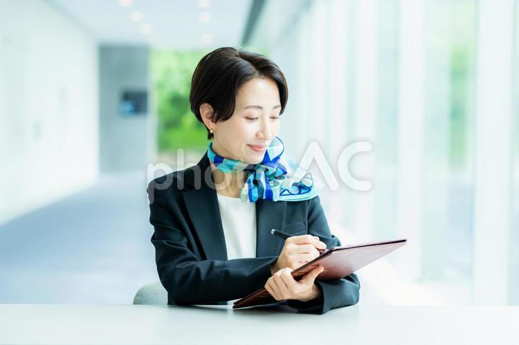 案内する受付の女性 笑顔,コンサルタント,受付の写真素材
