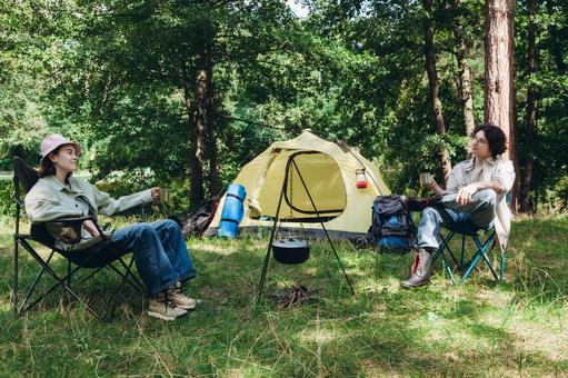 森の中でリラックスして座る男性たち 男女,外国人,キャンプの写真素材