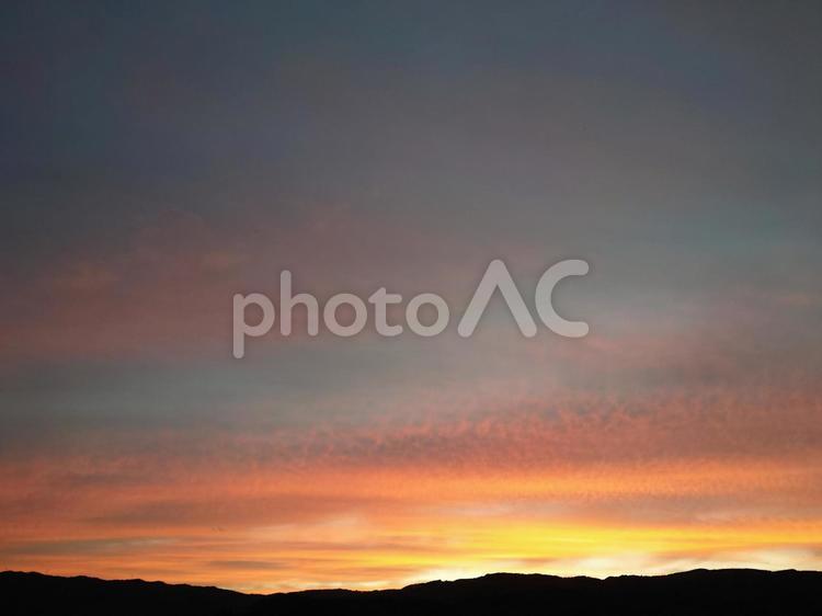 夕暮れの空 夕方,山,空の写真素材