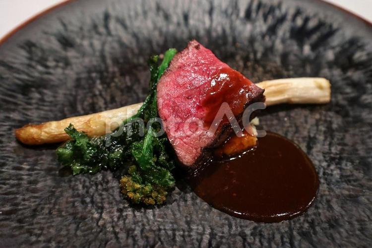 近江牛のステーキとホワイトアスパラガス 近江牛,ステーキ,肉の写真素材