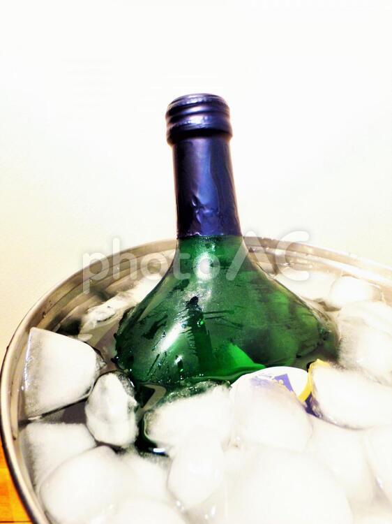 ワインクーラーの中のワインボトル２ 飲み物,背景,氷の写真素材
