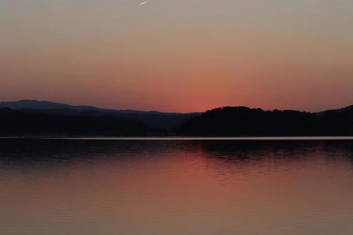 日没の空と冬の湖山池に映る水鏡と水光 夕景,日没,湖山池の写真素材