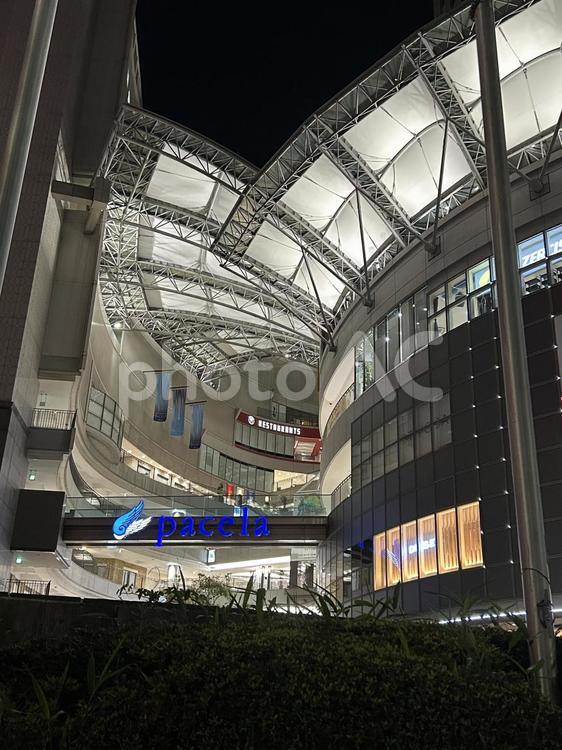 光と形が織りなす芸術 建物,夜景,夜間の写真素材