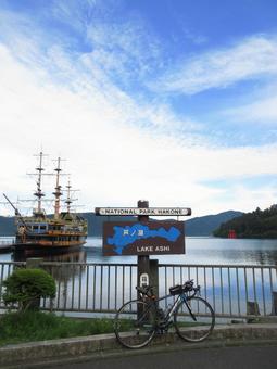 芦ノ湖の海賊船とロードバイク 芦ノ湖,箱根,神奈川県の写真素材