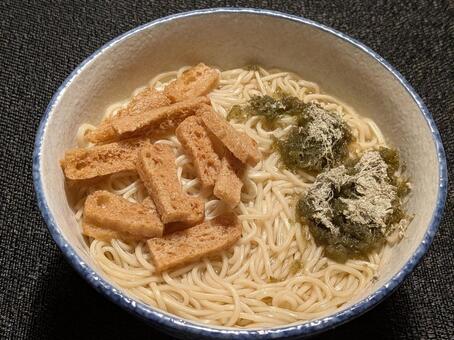 小雪過ぎの金曜日の朝に食べた干しラーメン 乾麺,ラーメン,麺類の写真素材