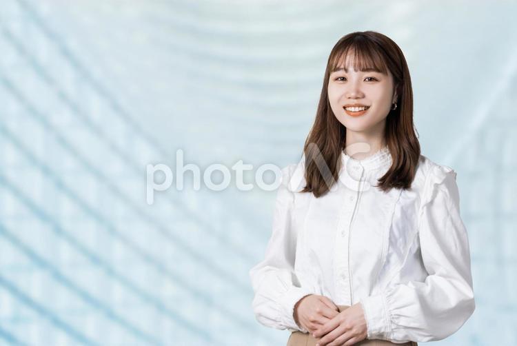 笑顔で案内するビジネスウーマン 女性,ビジネス,笑顔の写真素材