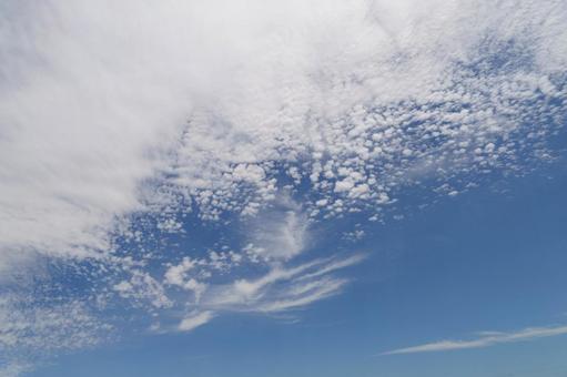 梅雨の合間の爽やかな空の写真