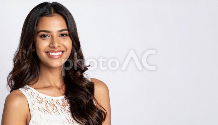 白いワンピースを着た笑顔の女性 女性,人,笑顔の写真素材