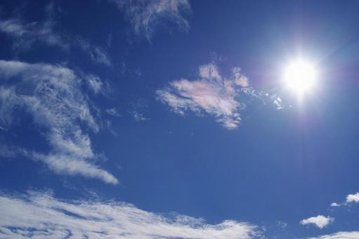 太陽と青空 青空,夏,スペースの写真素材