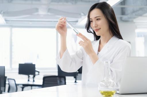 実験をする白衣の若い女性研究者 実験をする白衣の若い女性研究者 研究,サイエンス,実験の写真素材