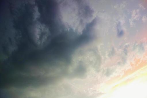 嵐がくる空 嵐,ゲリラ豪雨,雨雲の写真素材