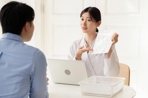 白衣を着た受付の女性 白衣を着た受付の女性 医師,女性,医者の写真素材