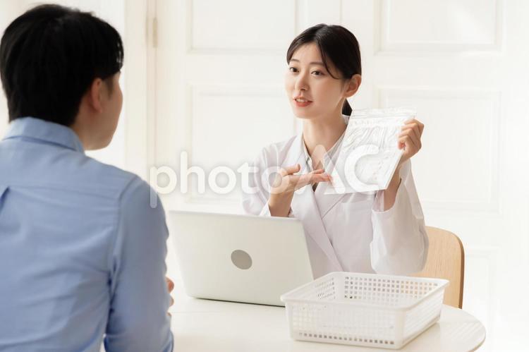 白衣を着た受付の女性 医師,女性,医者の写真素材