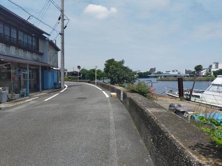 川辺の道路の写真