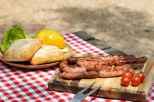 四角いパンやソーセージ ソーセージ,焼き目,焦げ目の写真素材