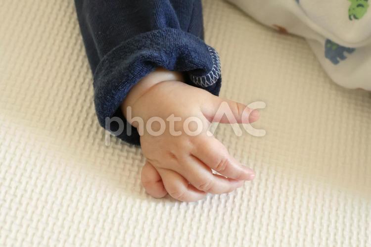 袖まくりした赤ちゃんの手 赤ちゃん,新生児,乳幼児の写真素材