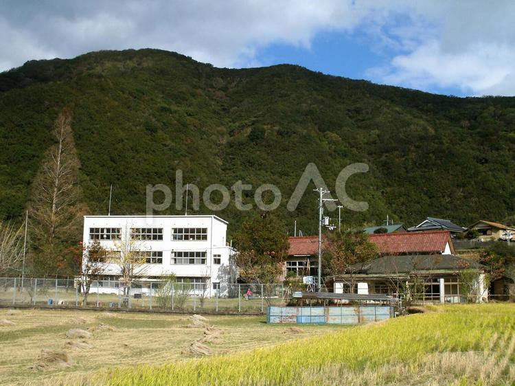 廃校「真妻小学校」 真妻小学校,廃校,木造校舎の写真素材