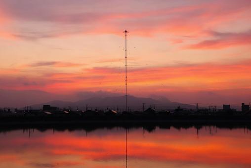 9月上旬の高松市野田池からの朝焼け 9月上旬の高松市野田池からの朝焼け 朝焼け,赤,オレンジの写真素材