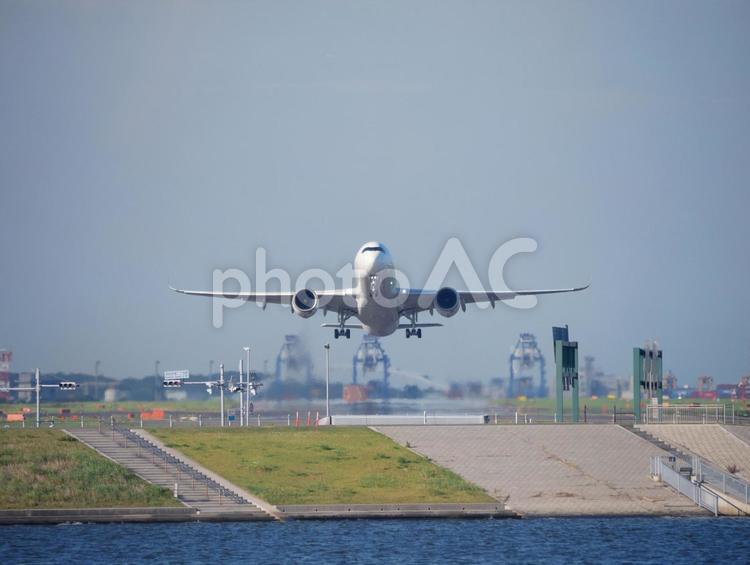 羽田空港から離陸直後の白い飛行機 飛行機,羽田空港,東京国際空港の写真素材