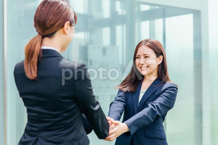 握手をするスーツ姿の女性 握手,契約,商談の写真素材