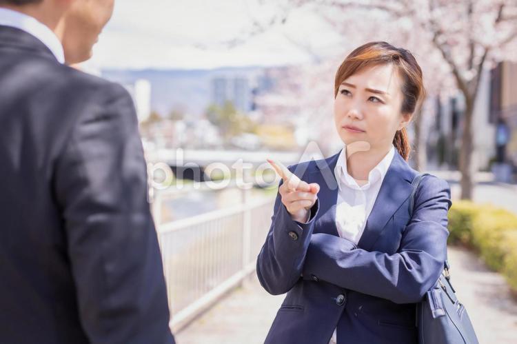 外出する会社員 ビジネスウーマン,説教,怒るの写真素材