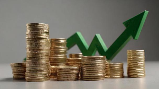 積み重なったコインと成長を示す緑の矢印の写真