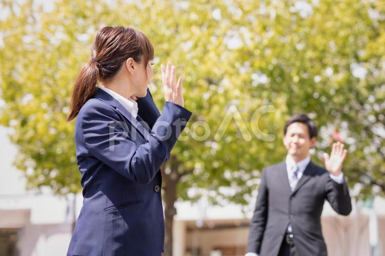 外回りする会社員 ビジネス,挨拶,バイバイの写真素材