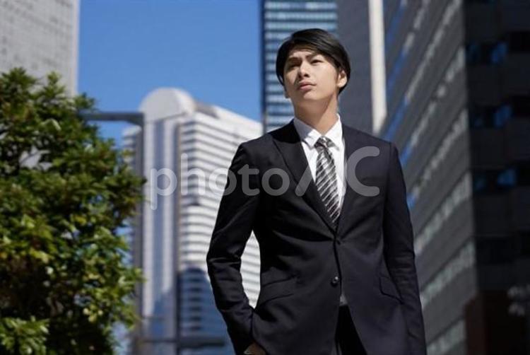 オフィス街を歩く日本人男性ビジネスマン ビジネスマン,男性,歩くの写真素材