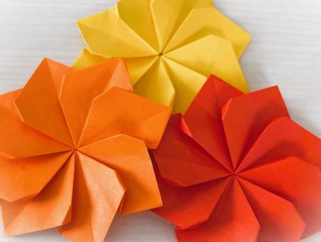 折り紙作品(立体的なダリアの花)2 折り紙作品(立体的なダリアの花)2 折り紙,花,ダリアの写真素材