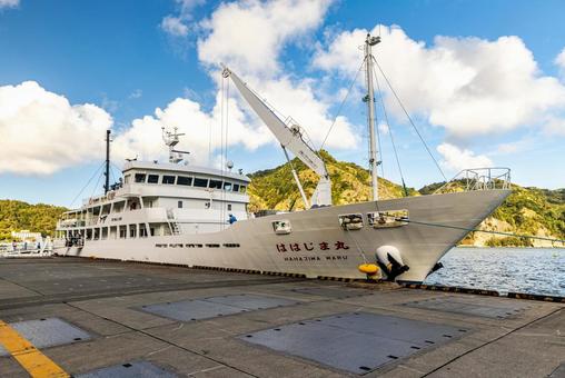 小笠原諸島 二見港に停泊中のははじま丸 小笠原諸島 二見港に停泊中のははじま丸 小笠原諸島,小笠原,海の写真素材