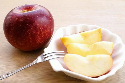 真っ赤な1玉のりんご　くし切りりんご りんご,カット,皿の写真素材