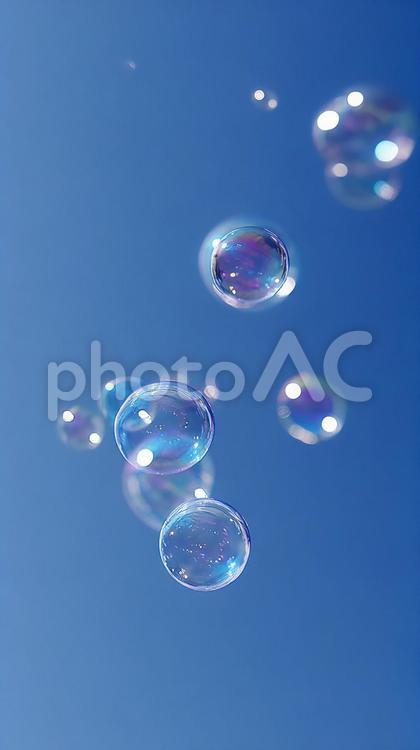 遊び心あふれるシャボン玉が描く夏の風景 シャボン玉,泡,青空の写真素材