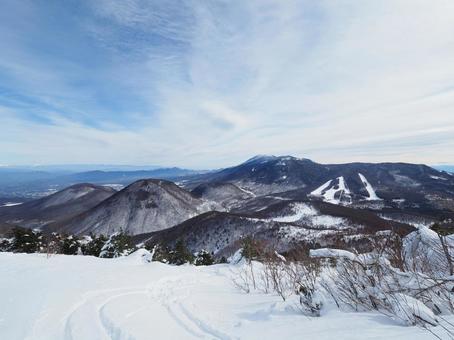 雪景色・冬の湯の丸山(浅間山) 雪景色・冬の湯の丸山(浅間山) 湯の丸山,浅間山,山頂の写真素材