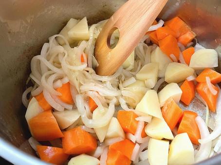 深い鍋の中で野菜を炒める様子 深い鍋の中で野菜を炒める様子 料理,手料理,自炊の写真素材