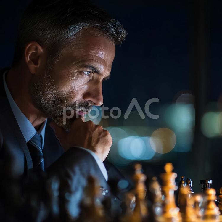 盤面を見つめるCEO：戦略と決断の瞬間 男性,ビジネスマン,ceoの写真素材