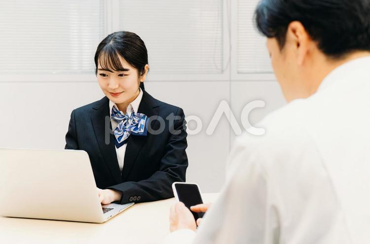 スマホの説明をする女性（携帯ショップ） スマホ,相談,銀行の写真素材