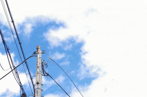 電柱と晴れた空 電柱と晴れた空の写真
