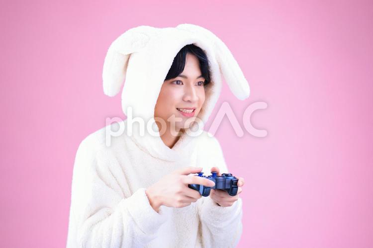 うさぎコスプレでゲーム中の男性 男性,ゲーム,コントローラーの写真素材