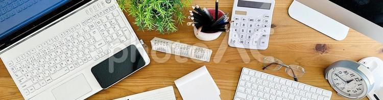 デスクワーク　ビジネス　オフィス　バナー ビジネス,デスクワーク,オフィスワークの写真素材
