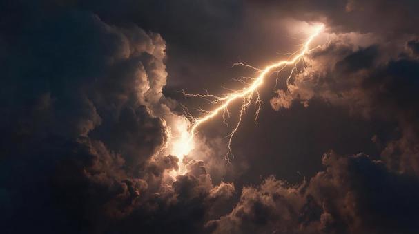 空を走る金色の雷 空を走る金色の雷の写真