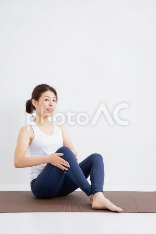 スポーツウェアをきた女性 膝,関節痛,むくみの写真素材