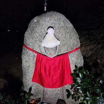 冬のお地蔵さん 冬のお地蔵さん お地蔵様,まいかけ,赤いの写真素材