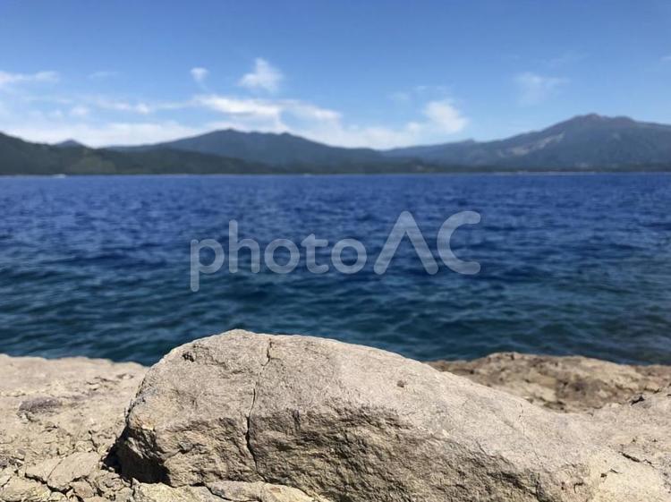 田沢湖の美しい景色。青空と山と中央に岩 田沢湖,湖,山の写真素材