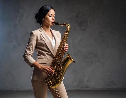 女性 音楽家 バリトンサックス ジャズ 女性 音楽家 バリトンサックス ジャズの写真