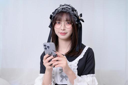スマホを操作する地雷系女子 スマホを操作する地雷系女子 日本人,スマホ,女性の写真素材
