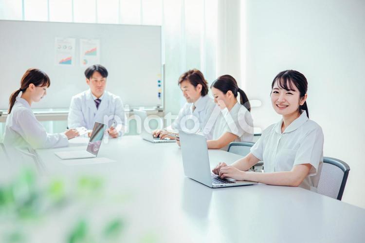 白衣・ナース服を着た看護師の女性 看護師,ナース,介護士の写真素材