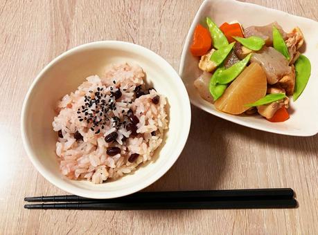 ごましおがのった赤飯と煮物 赤飯,御祝い,煮物の写真素材