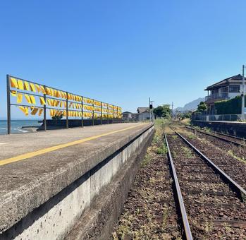 島原鉄道の大三東駅 島原鉄道の大三東駅 島原鉄道,大三東駅,黄色いハンカチの写真素材